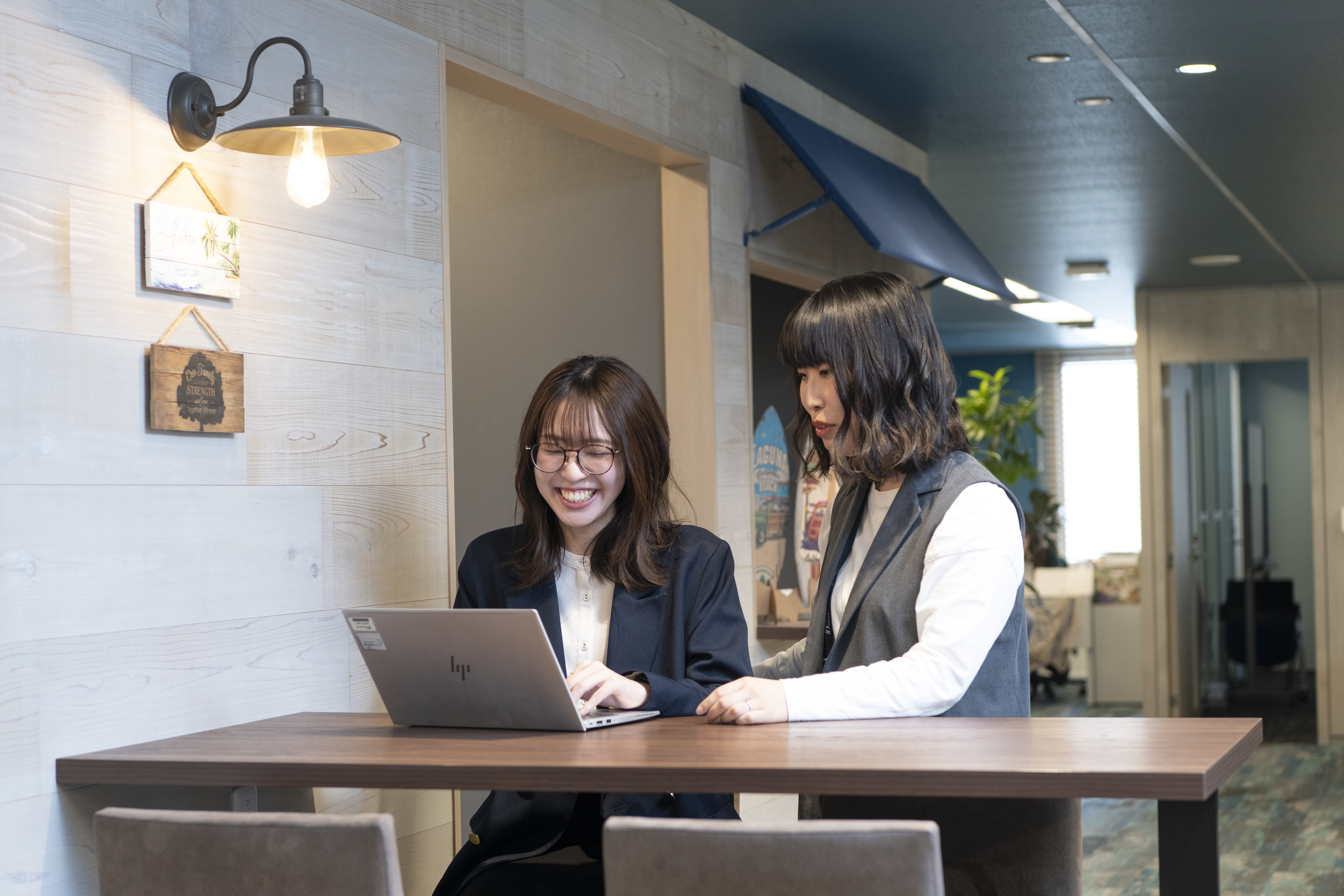 経験豊富な職人肌の先輩と新しい視点が共存する職場