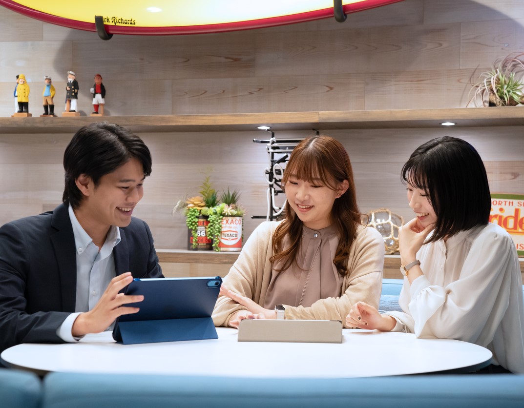 役員などの上席者との距離が近い